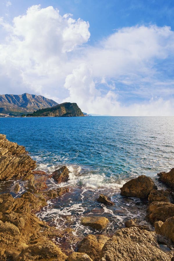 Schöne adriatisches Seelandschaft Montenegro, Ansicht der Steinküste und der Insel Sveti Nikola nahe Budva-Stadt lizenzfreies stockfoto Schöne adriatisches Seelandschaft Montenegro, Ansicht der Steinküste und der Insel Sveti Nikola nahe Budva-Stadt lizenzfreies stockfoto