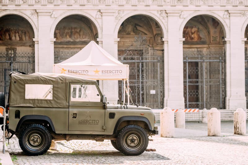 Schöne alte Fenster in Rom (Italien) Militärfahrzeug geparkt nahe Posten lizenzfreies stockbild Schöne alte Fenster in Rom (Italien) Militärfahrzeug geparkt nahe Posten lizenzfreies stockbild