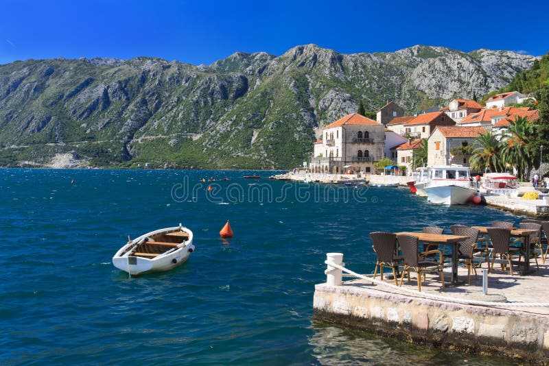 Schöne alte Stadt von Perast, die Promenade montenegro lizenzfreie stockfotos Schöne alte Stadt von Perast, die Promenade montenegro lizenzfreie stockfotos