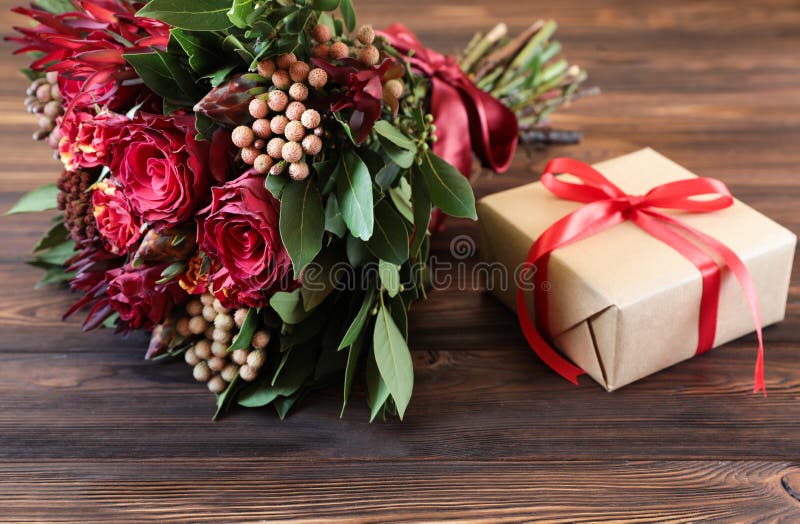Schöne Anordnung der frischen Blume für rote Rosen und Geschenkbox lizenzfreie stockfotografie Schöne Anordnung der frischen Blume für rote Rosen und Geschenkbox lizenzfreie stockfotografie