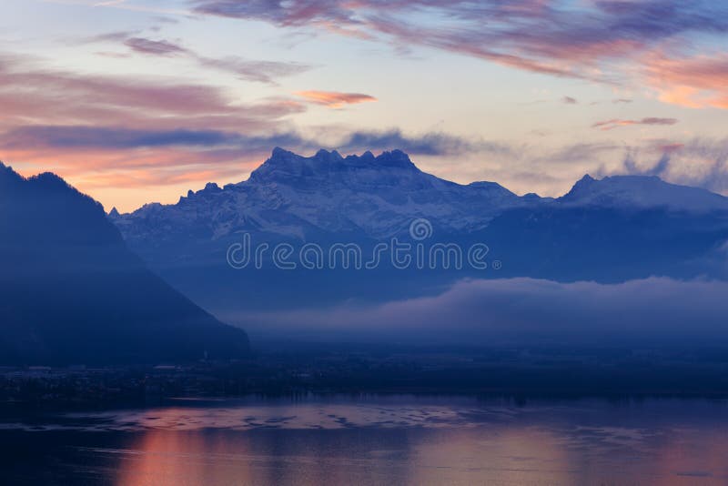 Schöne Ansicht auf der Seite des Geneva Sees, mit den Spitzen Einbuchtungen DU Midi von Schweizer Alpen im Hintergrund, Montreux, stockfotografie Schöne Ansicht auf der Seite des Geneva Sees, mit den Spitzen Einbuchtungen DU Midi von Schweizer Alpen im Hintergrund, Montreux, stockfotografie