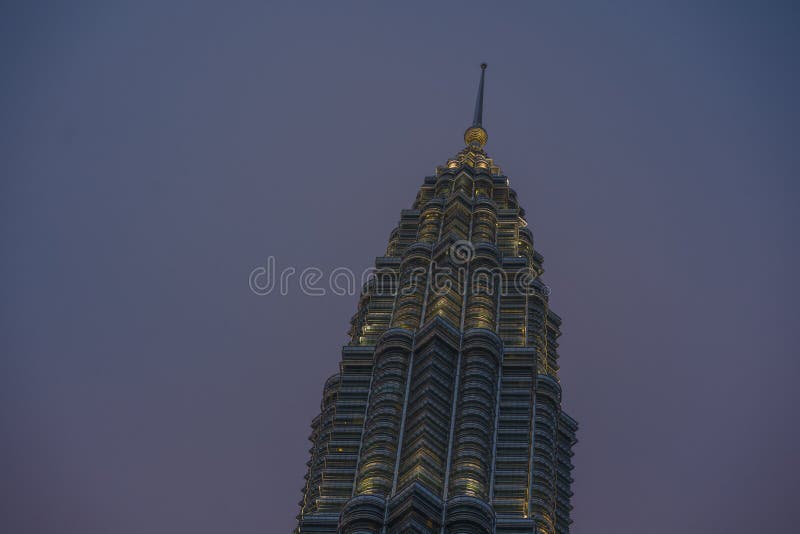 Schöne Ansicht der Blaulichtstunde der erstaunlichen Petronas-Türme berichtigen nach Sonnenuntergang lokalisiert auf einem Kobalt stockfotografie Schöne Ansicht der Blaulichtstunde der erstaunlichen Petronas-Türme berichtigen nach Sonnenuntergang lokalisiert auf einem Kobalt stockfotografie