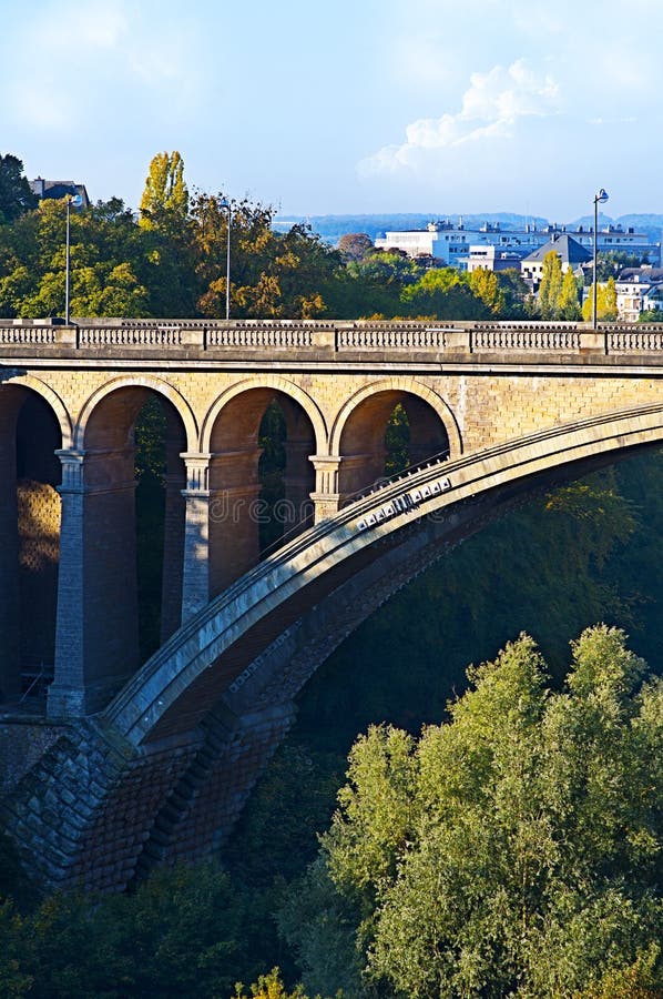 Schöne Ansicht der Luxemburg-Stadtbrücke lizenzfreies stockbild Schöne Ansicht der Luxemburg-Stadtbrücke lizenzfreies stockbild