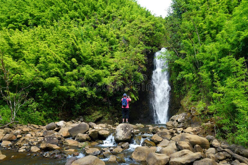 Schöne Ansicht eines Wasserfalls gelegen an berühmter Straße auf Hana auf Maui-Insel, Hawaii stockbild Schöne Ansicht eines Wasserfalls gelegen an berühmter Straße auf Hana auf Maui-Insel, Hawaii stockbild