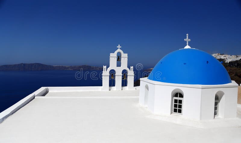 Schöne Ansicht, Panorama auf weiß- blauer Kirche und das Meer in Santorini-Insel lizenzfreie stockbilder Schöne Ansicht, Panorama auf weiß- blauer Kirche und das Meer in Santorini-Insel lizenzfreie stockbilder