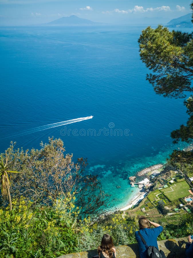 Schöne Ansicht vom Mittelmeer mit dem Schiff herein von Capri stockbilder Schöne Ansicht vom Mittelmeer mit dem Schiff herein von Capri stockbilder