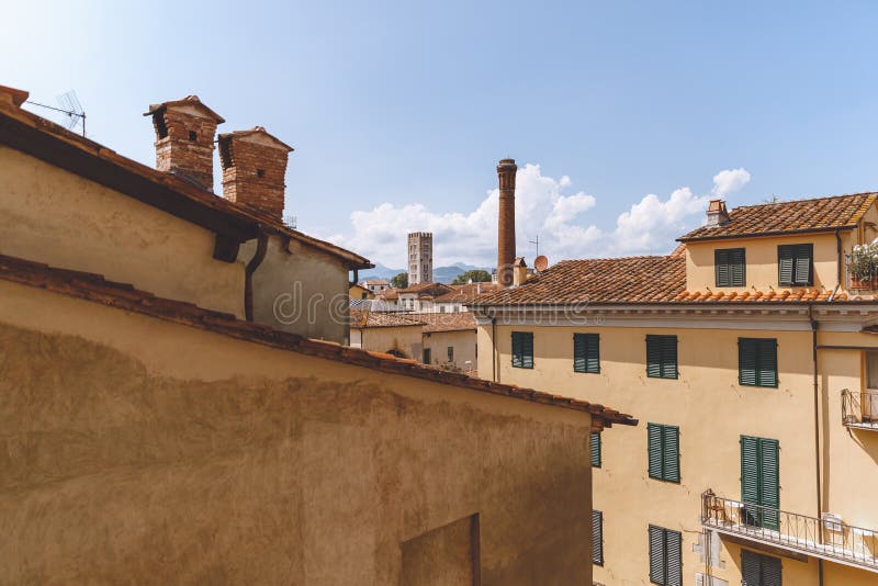 Schöne Ansicht von alten Gebäuden in Pisa lizenzfreie stockfotografie