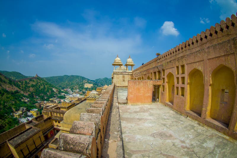 Schöne Ansicht von Amber Fort-Landschaft und einige Dachspitzen der Gebäude, nahe Jaipur in Rajasthan, Indien Bernsteinfarbiges F stockbilder Schöne Ansicht von Amber Fort-Landschaft und einige Dachspitzen der Gebäude, nahe Jaipur in Rajasthan, Indien Bernsteinfarbiges F stockbilder