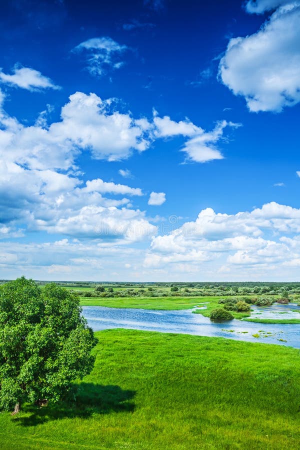 Schöne Ansicht über Flutfeld mit blauem bewölkter Himmel im Frühjahr ins stockfotografie Schöne Ansicht über Flutfeld mit blauem bewölkter Himmel im Frühjahr ins stockfotografie