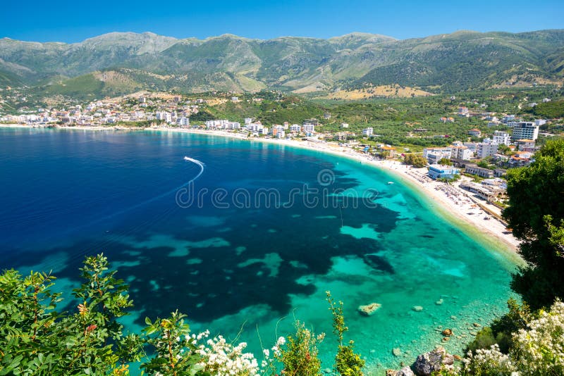 Schöne Ansicht über Himare auf albanischem Riviera, Albanien lizenzfreies stockfoto Schöne Ansicht über Himare auf albanischem Riviera, Albanien lizenzfreies stockfoto