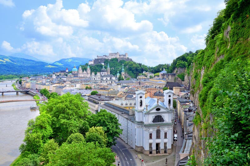 Schöne Ansicht über Salzburg-Skyline mit Fluss Festung Hohensalzburg und Salzach im Frühjahr, Salzburg stockbild Schöne Ansicht über Salzburg-Skyline mit Fluss Festung Hohensalzburg und Salzach im Frühjahr, Salzburg stockbild