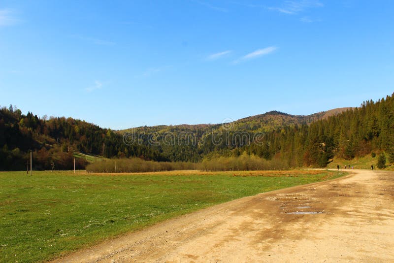 Schöne Ansichten der Karpaten-Berge und -wiese stockfotos Schöne Ansichten der Karpaten-Berge und -wiese stockfotos