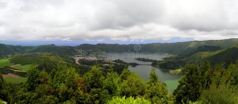 Schöne Ansichten des Doppelsees von Seti Sidadish, Lagoa DAS Sete Cidades im wolkigen Wetter Panorama stockbild Schöne Ansichten des Doppelsees von Seti Sidadish, Lagoa DAS Sete Cidades im wolkigen Wetter Panorama stockbild