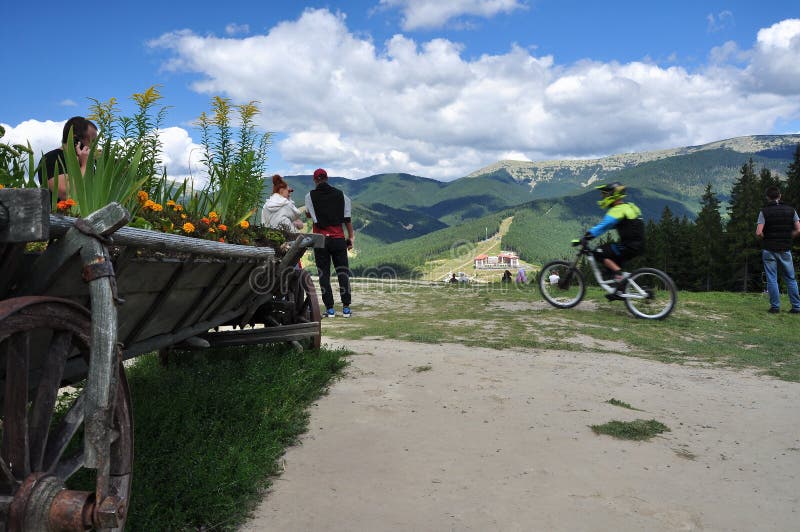 Schöne Ansichten von Karpatenbergen, Leute, Radfahrer stockbilder Schöne Ansichten von Karpatenbergen, Leute, Radfahrer stockbilder