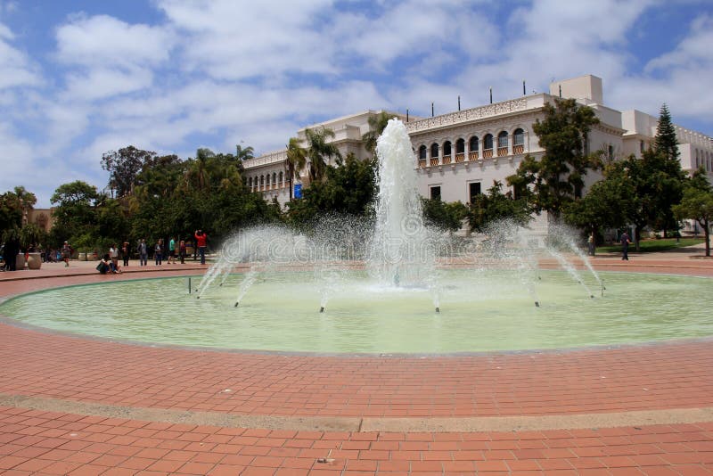 Schöne Architektur von Gebäuden, mit Wasserbrunnen in der Mitte, Balboa-Park, Kalifornien, 2016 stockbild Schöne Architektur von Gebäuden, mit Wasserbrunnen in der Mitte, Balboa-Park, Kalifornien, 2016 stockbild