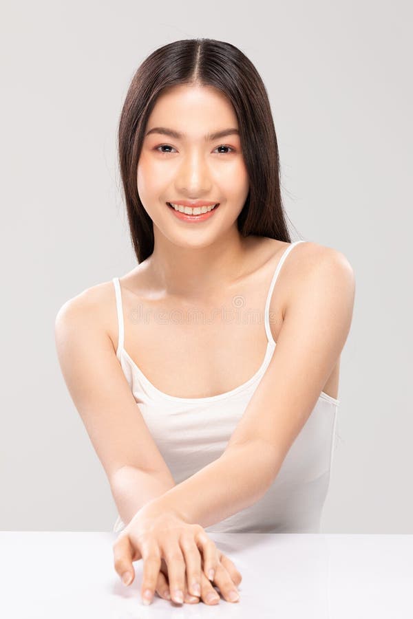 Schöne asiatische Frau, die Kameralächeln mit sauberem und neuen Hautglück und schönes mit positivem emotionalen an isoliert betra lizenzfreie stockbilder