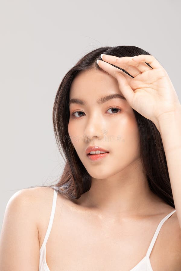 Schöne asiatische Frau, die Kameralächeln mit sauberem und neuen Hautglück und schönes mit positivem emotionalen an isoliert betra stockfoto