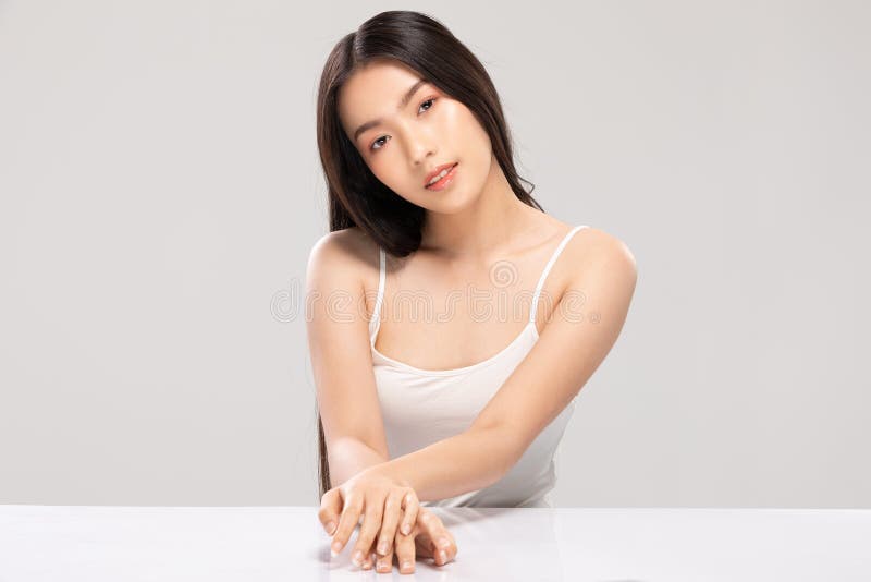Schöne asiatische Frau, die Kameralächeln mit sauberem und neuen Hautglück und schönes mit positivem emotionalen an isoliert betra lizenzfreie stockfotografie