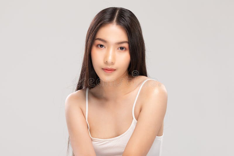 Schöne asiatische Frau, die Kameralächeln mit sauberem und neuen Hautglück und schönes mit positivem emotionalen an isoliert betra lizenzfreie stockfotos