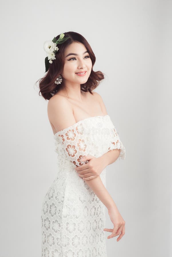 Schöne asiatische Frauenbraut auf grauem Hintergrund lizenzfreie stockfotografie Schöne asiatische Frauenbraut auf grauem Hintergrund lizenzfreie stockfotografie