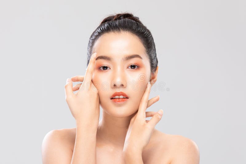 Schöne asiatische junge Frau, die sanftes Wangenlächeln mit sauberer und frischer Haut glücklich und fröhlich mit positiven emotio lizenzfreies stockfoto