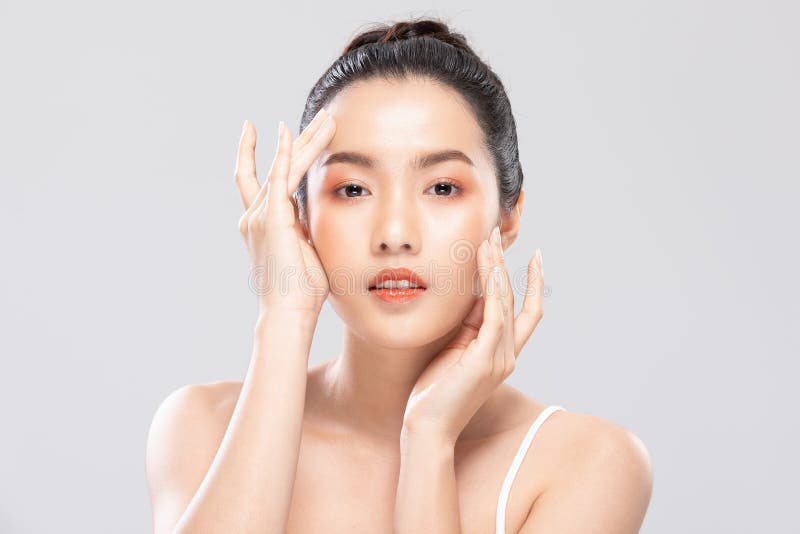 Schöne asiatische junge Frau, die sanftes Wangenlächeln mit sauberer und frischer Haut glücklich und fröhlich mit positiven emotio stockfoto