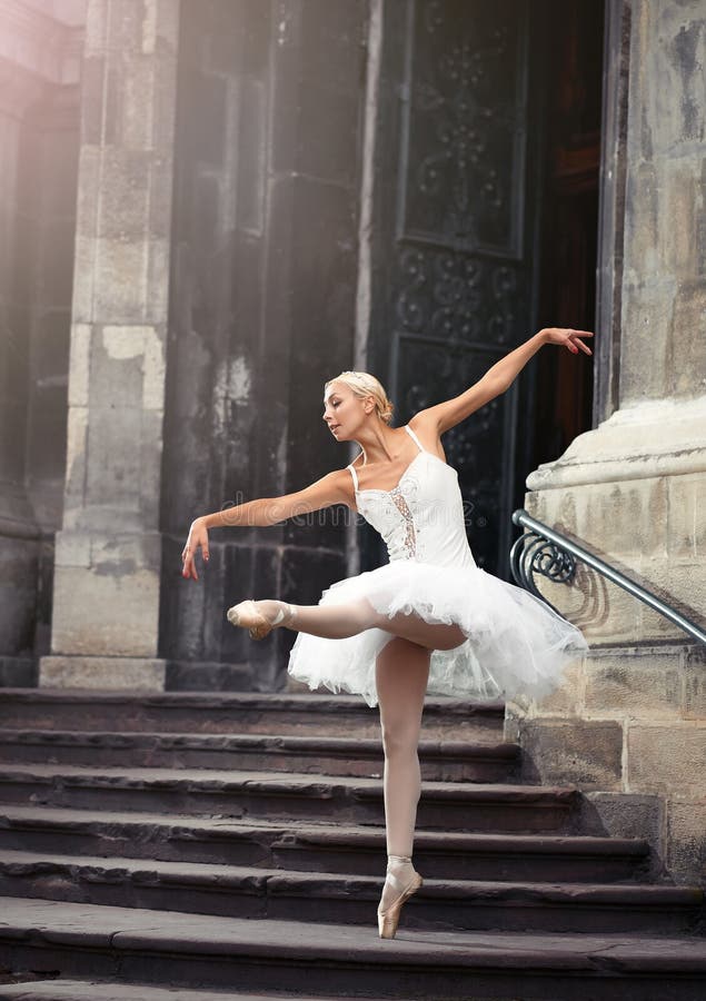 Schöne Ballettfrau auf Treppe lizenzfreie stockbilder