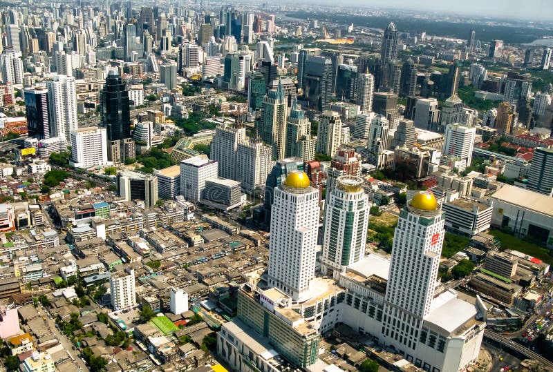 Schöne Bangkok-Stadt, Vogelperspektive auf majestätischem Stadtbild mit modernen Neubauten, panoramische Tagesszene lizenzfreie stockfotografie Schöne Bangkok-Stadt, Vogelperspektive auf majestätischem Stadtbild mit modernen Neubauten, panoramische Tagesszene lizenzfreie stockfotografie