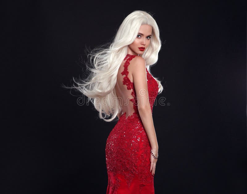 Schöne blonde Frau im roten Kleid lokalisiert auf schwarzem Hintergrund stockbilder Schöne blonde Frau im roten Kleid lokalisiert auf schwarzem Hintergrund stockbilder