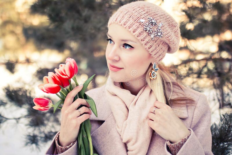 Schöne blonde Frau mit roten Tulpen Frühlings-Porträt im Freien lizenzfreies stockfoto Schöne blonde Frau mit roten Tulpen Frühlings-Porträt im Freien lizenzfreies stockfoto