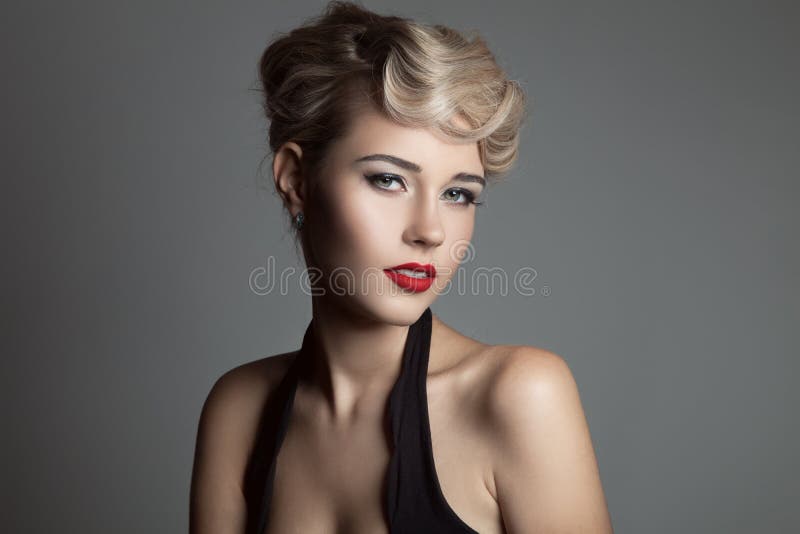 Schöne blonde Frau Retro- Mode-Bild lizenzfreie stockfotografie Schöne blonde Frau Retro- Mode-Bild lizenzfreie stockfotografie