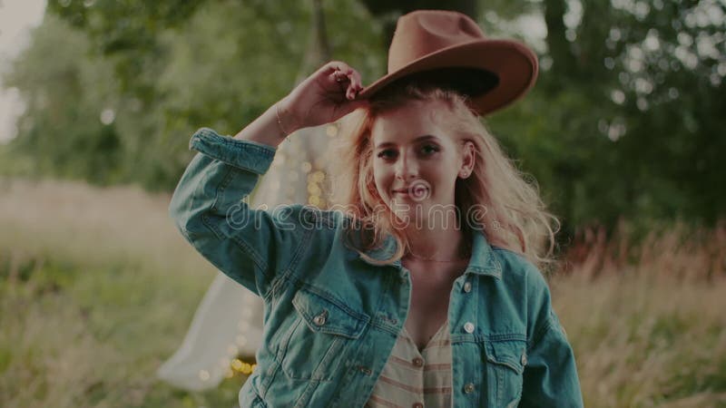 Schöne blonde Frau zu Fuß und Blick in die Kamera stock video