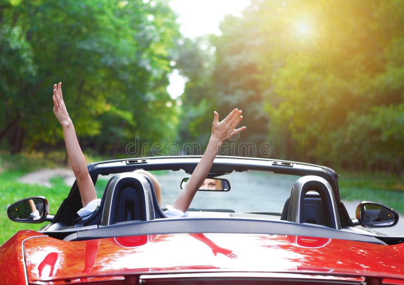 Schöne blonde junge Frau, die ein Sportauto fährt stockfoto Schöne blonde junge Frau, die ein Sportauto fährt stockfoto