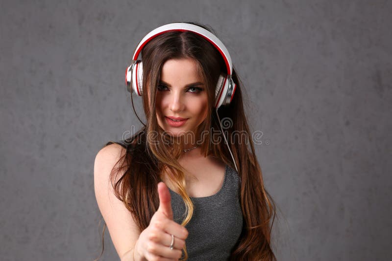 Schöne blonde lächelnde Frau mit lizenzfreies stockfoto Schöne blonde lächelnde Frau mit lizenzfreies stockfoto