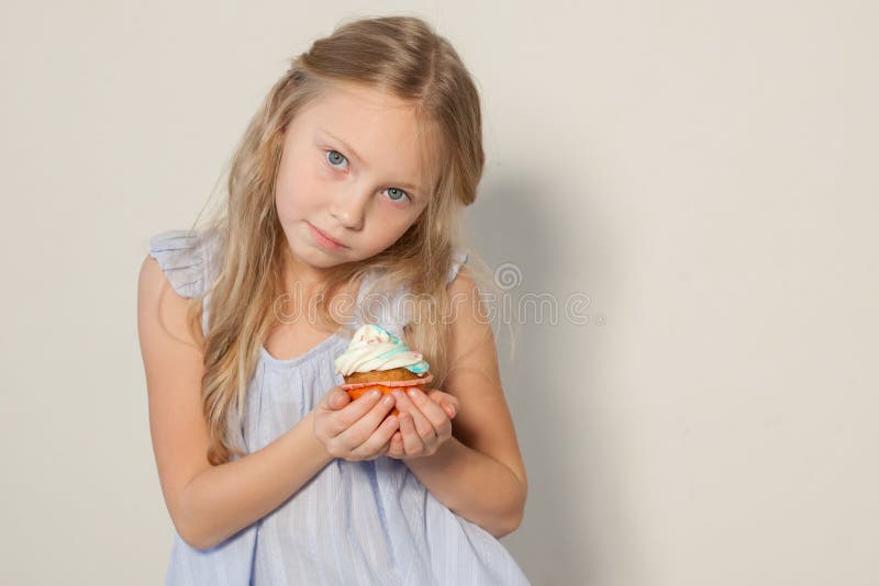 Schöne Blondine des kleinen Mädchens mit Kuchen- und Süßigkeitsporträt der Nahrung stockfotografie Schöne Blondine des kleinen Mädchens mit Kuchen- und Süßigkeitsporträt der Nahrung stockfotografie