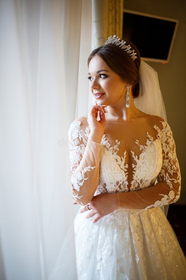 Schöne Brautkleidung mit ihrem weißen Hochzeitskleid stockfotos