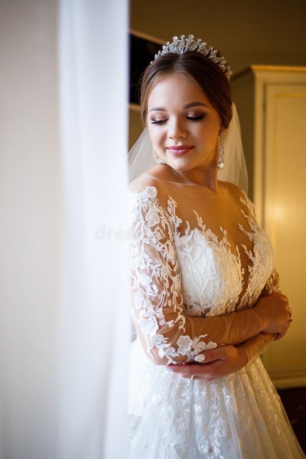Schöne Brautkleidung mit ihrem weißen Hochzeitskleid stockfotos