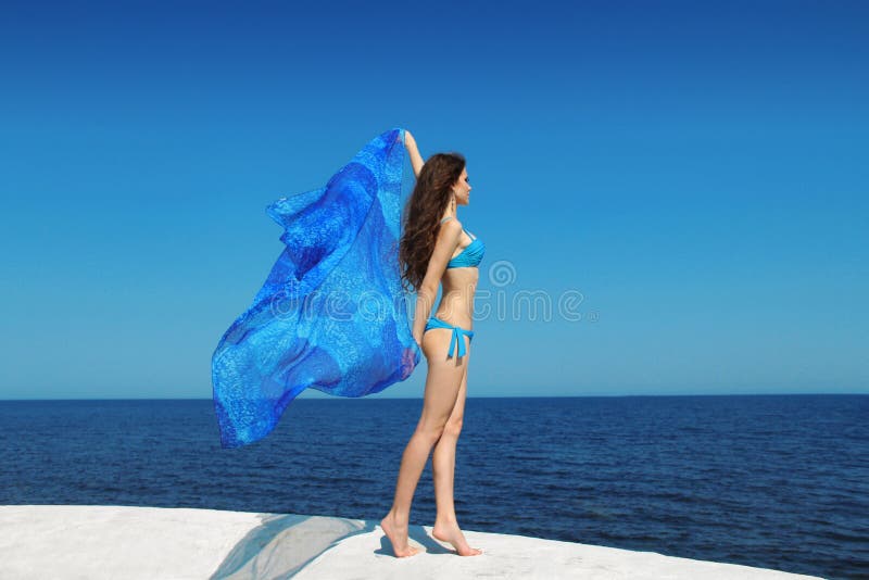 Schöne Brunettebikini-Modellfrau mit Schlaggewebe über b lizenzfreie stockbilder Schöne Brunettebikini-Modellfrau mit Schlaggewebe über b lizenzfreie stockbilder