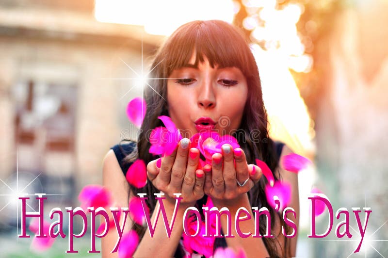 Schöne Brunettefrau mit den Blumen, die Blumenblätter von ihren Händen durchbrennen Glücklicher internationaler Frauen ` s Tagest lizenzfreies stockbild