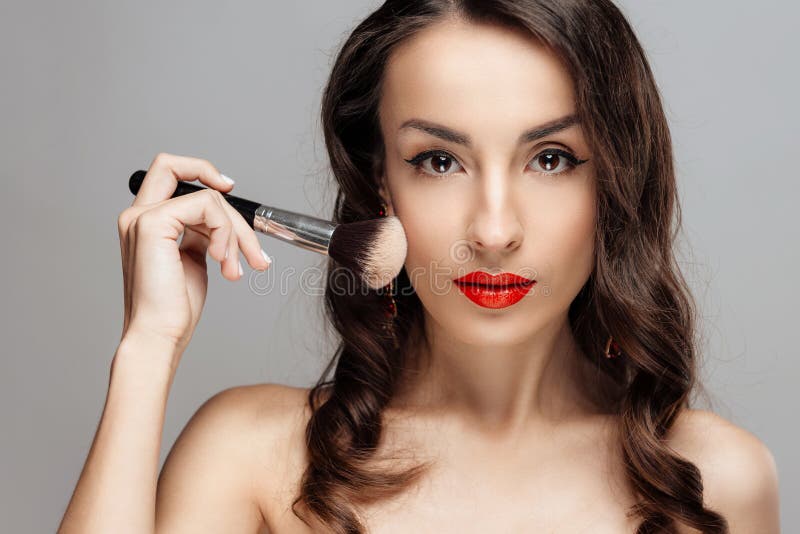 Schöne Brunettefrau mit rotem Lippenstift auf Lippen Nahaufnahmemädchen mit schönem Make-up lizenzfreies stockbild Schöne Brunettefrau mit rotem Lippenstift auf Lippen Nahaufnahmemädchen mit schönem Make-up lizenzfreies stockbild