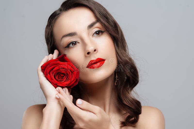 Schöne Brunettefrau mit rotem Lippenstift auf Lippen Nahaufnahmemädchen mit stieg stockbild Schöne Brunettefrau mit rotem Lippenstift auf Lippen Nahaufnahmemädchen mit stieg stockbild