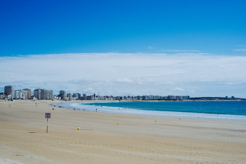 schöne Bucht mit einem erstaunlichen blauen weißen und netten MeerStadtbild mit gelbem Sand stockbilder schöne Bucht mit einem erstaunlichen blauen weißen und netten MeerStadtbild mit gelbem Sand stockbilder