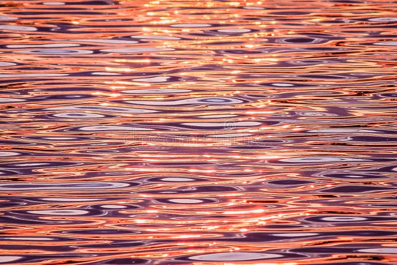 Schöne bunte Wasseroberfläche mit Wellen bei Sonnenuntergang stockfotos Schöne bunte Wasseroberfläche mit Wellen bei Sonnenuntergang stockfotos