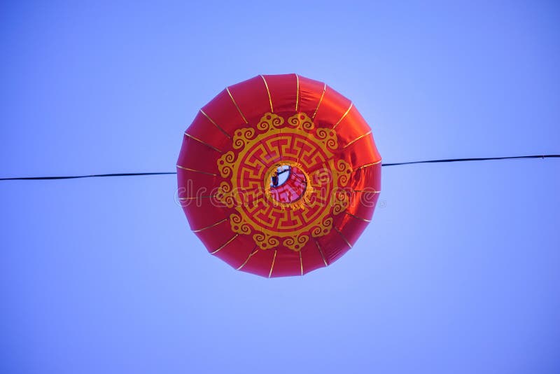 Schöne chinesische Laternen des neuen Jahres rote Farbwährend der blauen Stunde stockfotografie Schöne chinesische Laternen des neuen Jahres rote Farbwährend der blauen Stunde stockfotografie