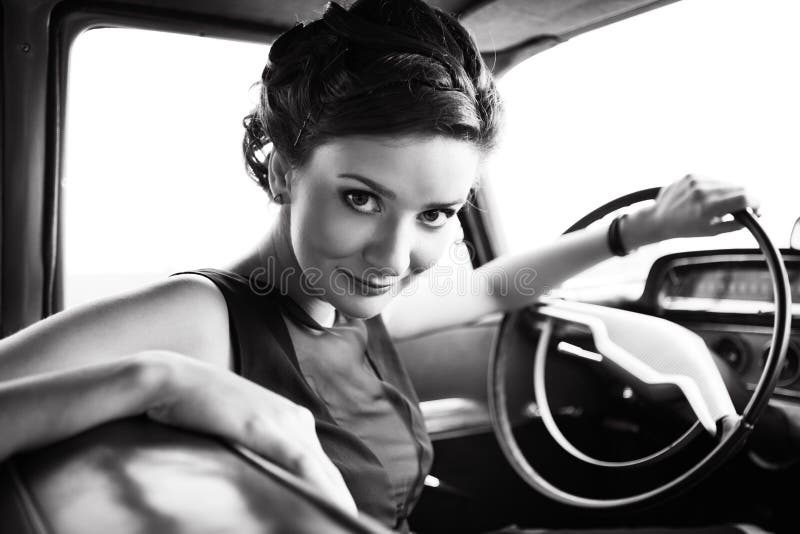 Schöne Dame, die in einem Retro- Auto sitzt stockfoto Schöne Dame, die in einem Retro- Auto sitzt stockfoto