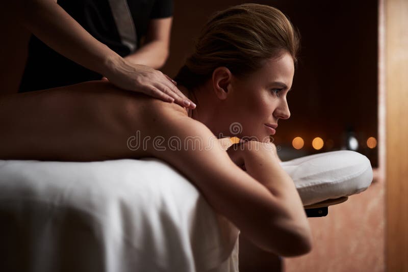 Schöne Dame, die Massage im Badekurortsalon hat stockfoto Schöne Dame, die Massage im Badekurortsalon hat stockfoto