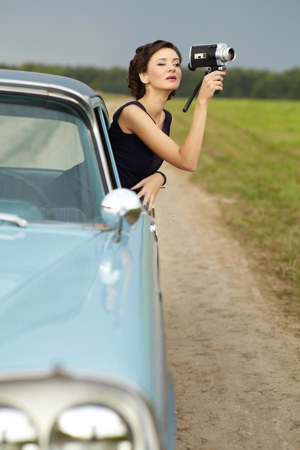 Schöne Dame mit einer Retro- Filmkamera stockfoto Schöne Dame mit einer Retro- Filmkamera stockfoto