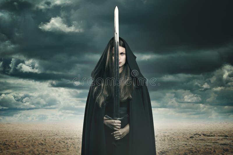 Schöne dunkle Frau in einer Wüstenlandschaft stockfotos
