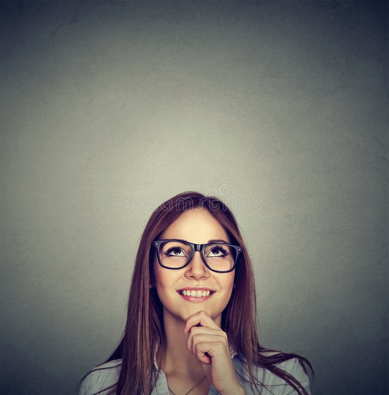 Schöne durchdachte Frau, die oben schaut lizenzfreies stockbild Schöne durchdachte Frau, die oben schaut lizenzfreies stockbild
