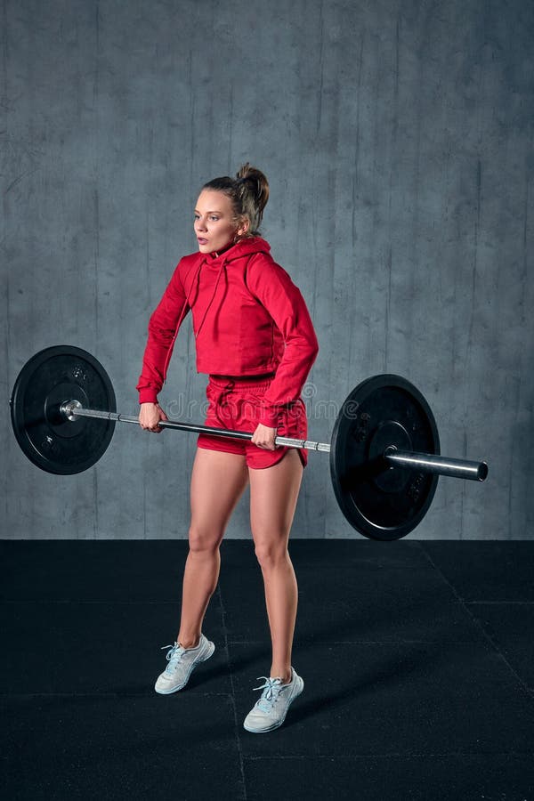 Schöne Eignungsfrau anhebender Barbell Anhebende Gewichte der sportlichen Frau Geeignetes Mädchen, das Gebäudemuskeln ausübt stockfotos Schöne Eignungsfrau anhebender Barbell Anhebende Gewichte der sportlichen Frau Geeignetes Mädchen, das Gebäudemuskeln ausübt stockfotos